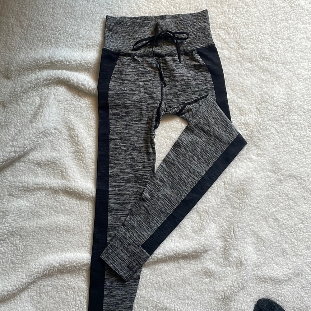 New with tags never worn Victoria’s Secret pink active leggings!